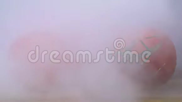 樱桃西红柿在桌子上烟雾或蒸汽从侧面缓慢地吹向上视频的预览图