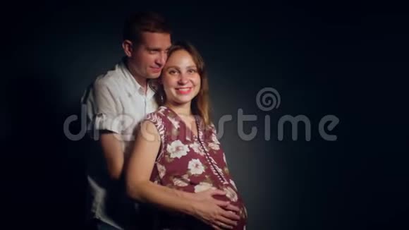 孕妇和她的丈夫快乐的一对4k视频的预览图