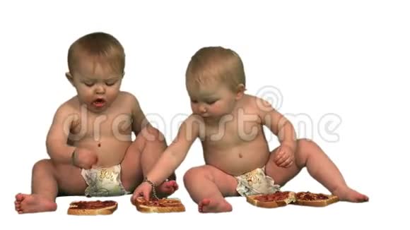 双胞胎宝宝吃三明治视频的预览图