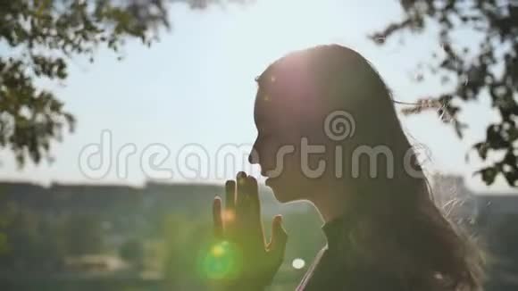 一个18岁的金发女孩用双手交叉祈祷视频的预览图
