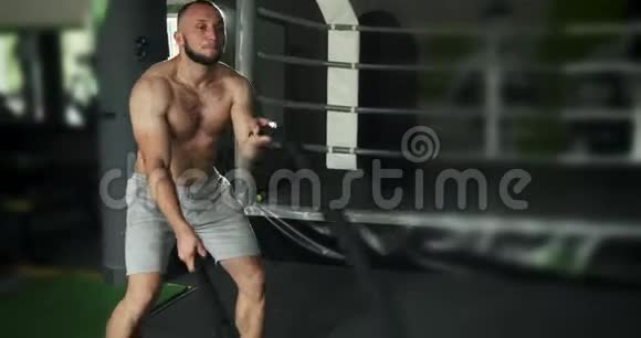 健身运动员在训练中使用战绳剧烈的锻炼慢动作视频的预览图