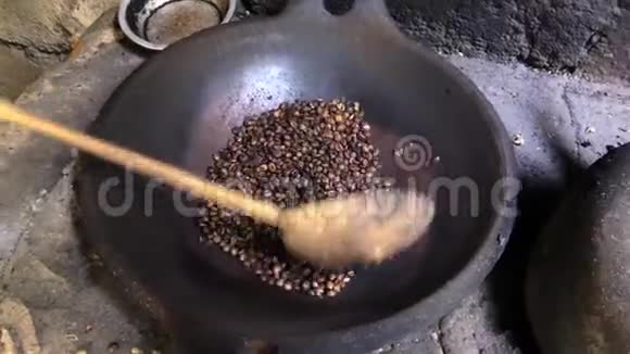 女人用旧煎锅煎咖啡豆视频的预览图