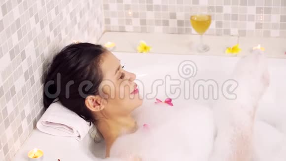 女人在浴缸里放松喝着酒视频的预览图