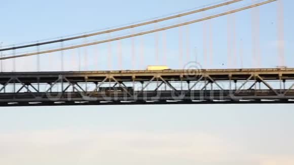悬索桥上的交通视频的预览图