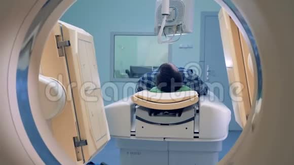 层析扫描平台核磁共振扫描仪断层扫描与病人接受医学检查视频的预览图