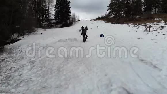 人们手拿滑雪板在雪地里上山后视图鸟瞰图4公里视频的预览图