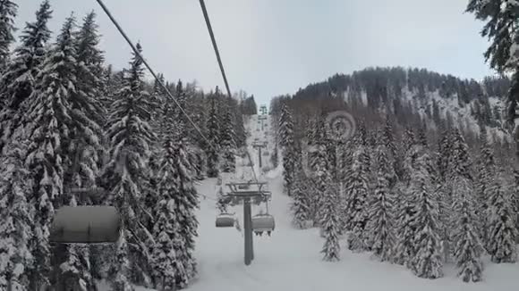 麦当娜迪坎皮格里奥意大利滑雪者正在用升降椅移到山顶新雪视频的预览图