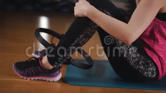 普拉提在健身房上课两个女人在健身房用健身环做普拉提练习视频的预览图