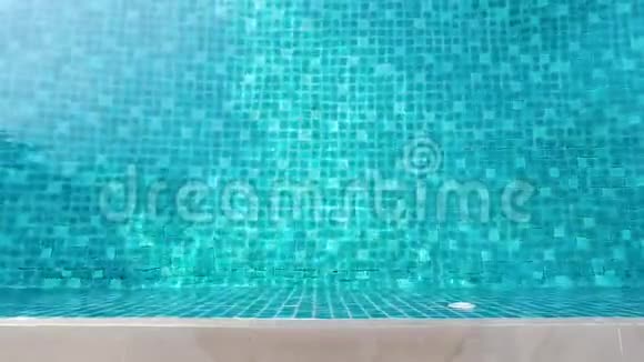 游泳池蓝水和白边条地砖视频的预览图