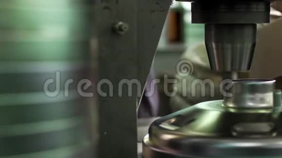 金属汽车配件厂拆螺丝机视频的预览图
