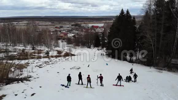 站在雪山顶上的滑雪者空中观景4K视频的预览图