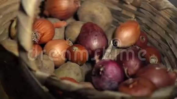 洋葱和土豆在柳条篮子里旋转视频的预览图
