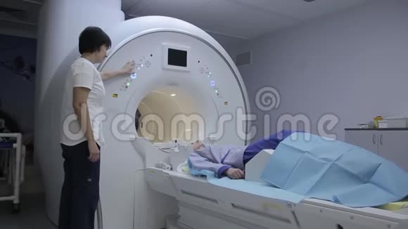 医生用磁共振成像对病人进行体检视频的预览图