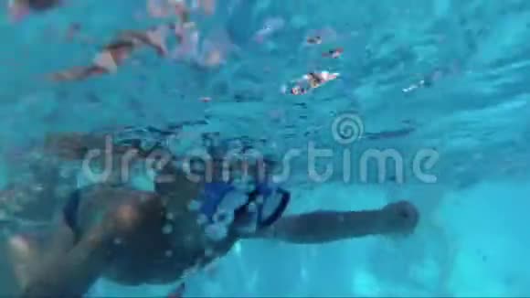 少年潜入游泳池水下射击视频的预览图
