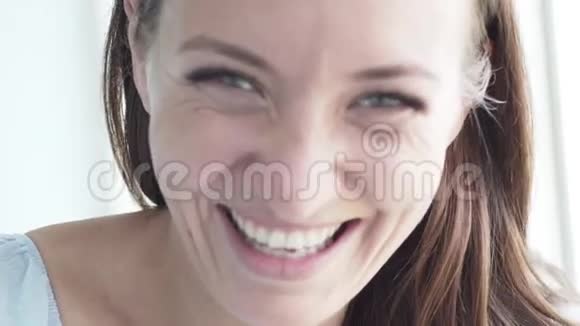 女孩笑了一个女人早上站在阳台上视频的预览图
