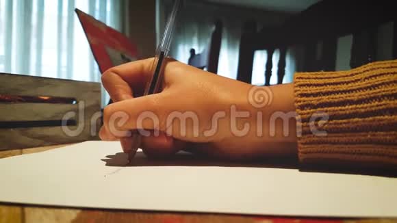 女性手写在白纸上视频的预览图