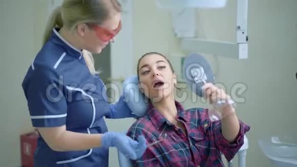 女牙医为病人提供治疗结果视频的预览图