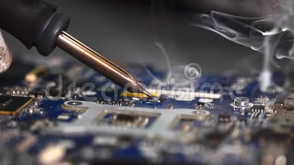 手套修理工是车间计算机设备的焊接主板视频的预览图