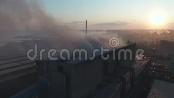 空中观景灰烟高烟囱管道环境污染气候变化的概念视频的预览图