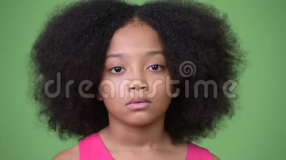 年轻可爱的非洲女孩非洲头发遮住嘴三只聪明的猴子的概念视频的预览图