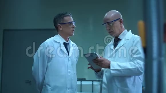 两位科学家拿着平板电脑视频的预览图