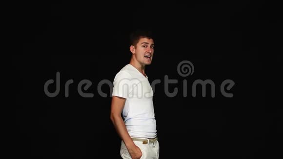 精力充沛的短发穿着白色t恤和裤子的家伙在情绪化地唱歌视频的预览图