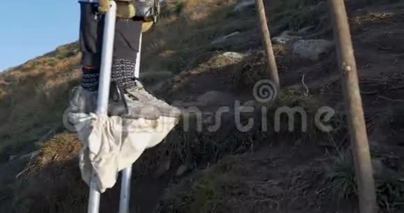 铁高跷在山上用阳光行走视频的预览图