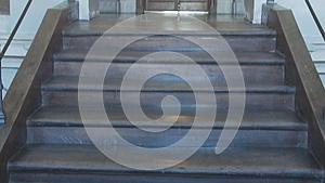 楼梯靠在门上视频的预览图