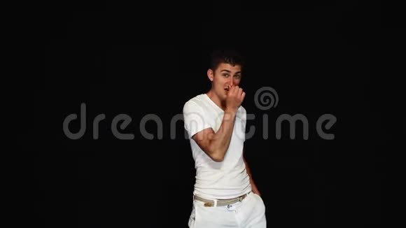 有魅力的短发穿着白色t恤和裤子的家伙在情绪化地唱歌视频的预览图