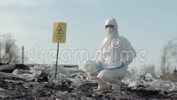 环境污染危险物质进入统一显示标志拯救地球在垃圾填埋场指针生物危害视频的预览图