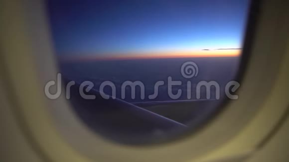 4K在黎明的阳光下透过飞机窗透过空中云层的美丽景色视频的预览图