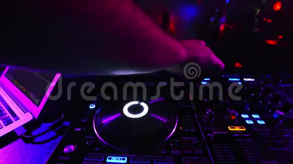 一群人在夜总会里用DJ音乐调音台跳舞视频的预览图