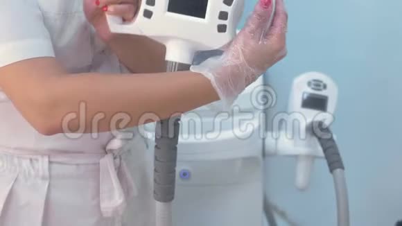 美容师双手超声波空化机械装置特写镜头视频的预览图