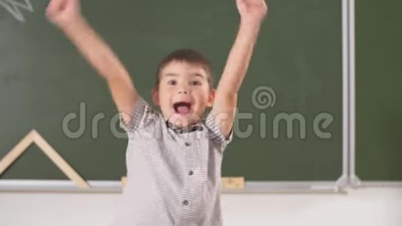 微笑的男孩第一次去上学儿童室内教室背景板视频的预览图