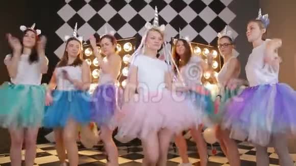 快乐疯狂假日集团肖像一个年轻的舞蹈女孩穿着仙女独角兽服装和彩色芭蕾舞裙的母鸡视频的预览图