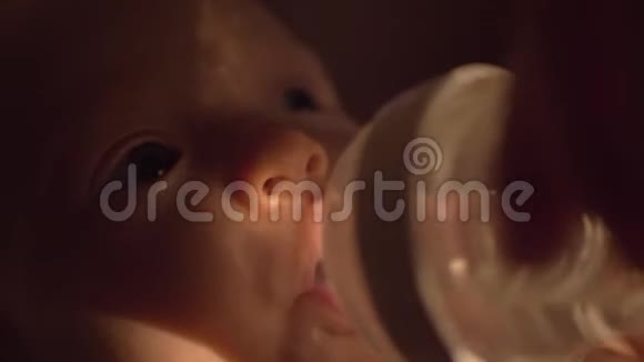 妈妈给婴儿喝水视频的预览图
