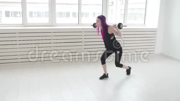 体育健身理念在健身房或家里的年轻女子杠铃视频的预览图