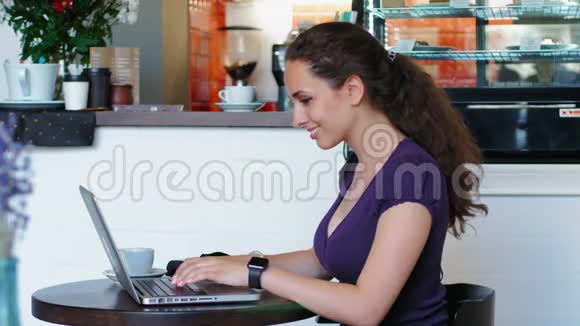 商务女性使用一张带有NFCTehnology的卡在咖啡馆付账咖啡厅商务会议视频的预览图