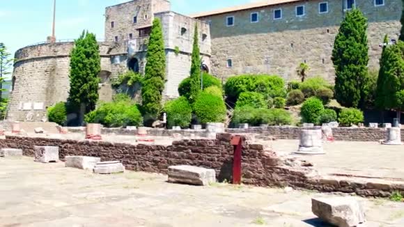意大利里雅斯特圣朱斯托城堡附近的古罗马遗址视频的预览图
