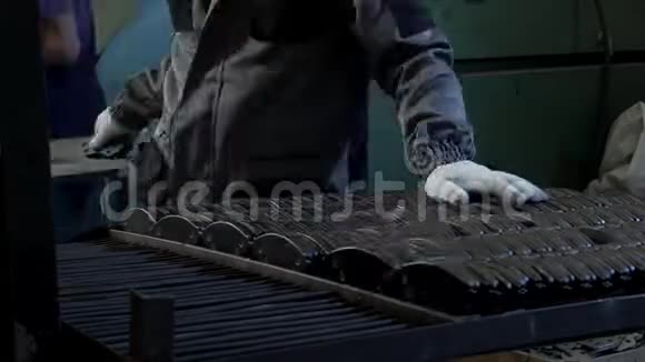 男厂工人手中的备件视频的预览图