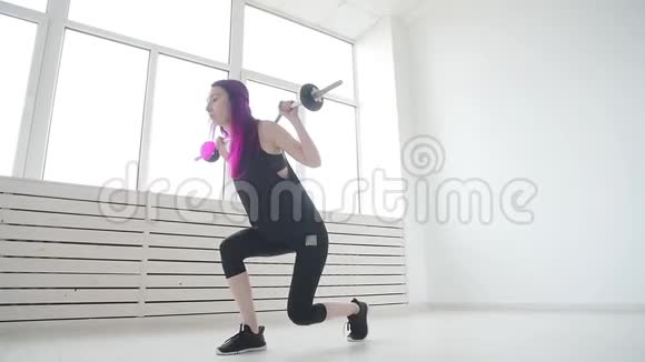 体育健身理念在健身房或家里的年轻女子杠铃视频的预览图