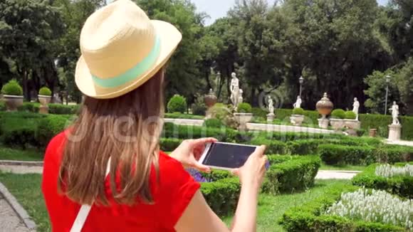 女人用手机慢动作拍公园的照片女游客在别墅Borghese拍照视频的预览图