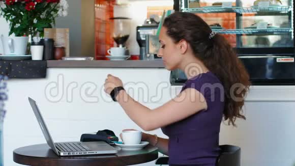 女人支付NFC费用喝咖啡视频的预览图