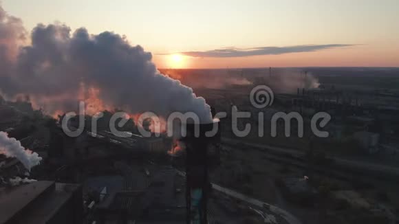 空中观景灰烟高烟囱管道环境污染气候变化的概念视频的预览图