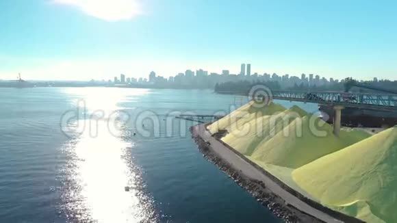 在温哥华市中心的北温港口设施的一艘货船的空中拍摄视频的预览图