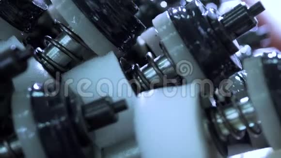 带弹簧的小零件汽车零件的制造视频的预览图