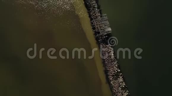 无人驾驶飞机俯视着一只用木头和石头做成的海痣视频的预览图