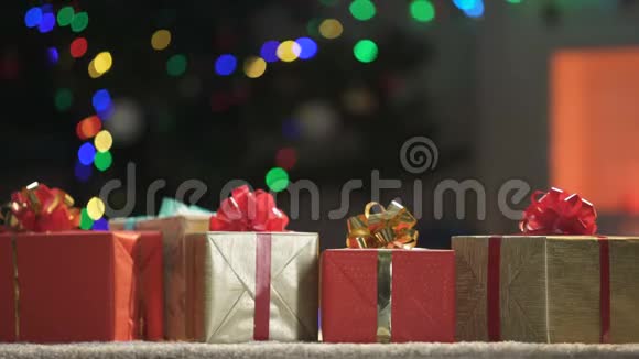 圣诞树旁许多装饰精美的礼物散发着灯光和魔力视频的预览图