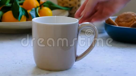 有人在大杯里用茶袋泡茶视频的预览图