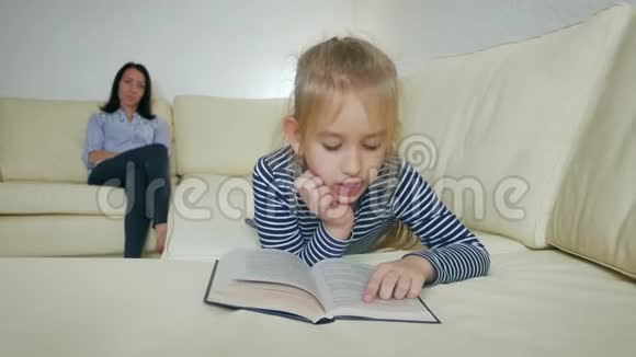 母女俩在家坐在沙发上看书视频的预览图